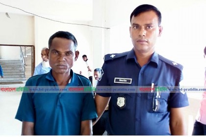 রায় ঘোষণার আগে কাঠগড়া থেকে আসামির পালানোর চেষ্টা