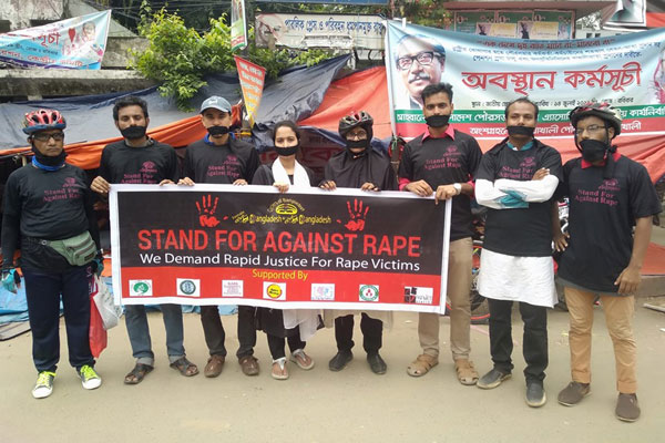 ধর্ষণের প্রতিবাদে জাতীয় প্রেসক্লাবের সামনে মানবন্ধন