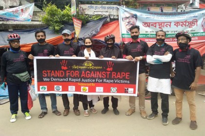 ধর্ষণের প্রতিবাদে জাতীয় প্রেসক্লাবের সামনে মানবন্ধন