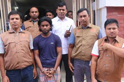 পদ্মা সেতু নিয়ে 'গুজব' ছড়ানোর অভিযোগে যুবক আটক