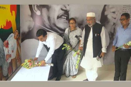 বরিশালে শহীদ আব্দুর রব সেরনিয়াবাত সরকারি মাধ্যমিক বিদ্যালয়ে বঙ্গবন্ধু কর্ণার উদ্বোধন