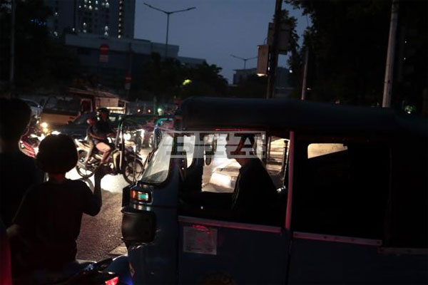 ভয়াবহ লোডশেডিংয়ে ‘স্থবির’ জাকার্তা