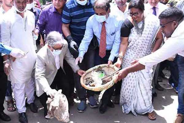 রাস্তায় ময়লা ফেলে পরিষ্কার-পরিচ্ছন্নতা অভিযান ঢাবি উপাচার্যের!