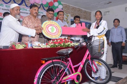 নারী শিক্ষার্থীর মাঝে রূপালী ব্যাংকের বাই সাইকেল বিতরণ