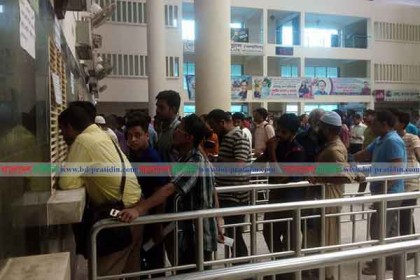 রাজশাহীতে ফিরতি টিকিট বিক্রি শুরু, প্রথম দিনে ভিড় কম