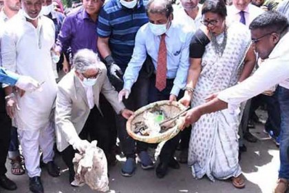রাস্তায় ময়লা ফেলে পরিষ্কার-পরিচ্ছন্নতা অভিযান ঢাবি উপাচার্যের!