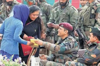 থমথমে কাশ্মীরে সেনার পোশাকে কোথায় কি করছেন ধোনি?