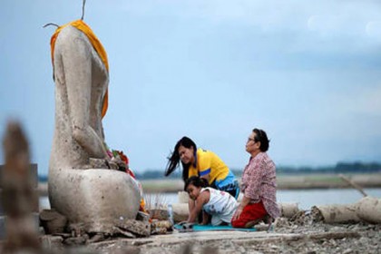 ২০ বছর পর পানির নিচে থেকে জেগে উঠল  মন্দির