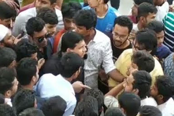 সভাপতি শোভনকে সালাম দিতে গিয়ে থাপ্পড় খেলেন ছাত্রলীগ নেতা, ফেসবুকে ভাইরাল