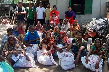 বন্যার্তদের মাঝে জাবি শিক্ষার্থীদের ত্রাণ বিতরণ