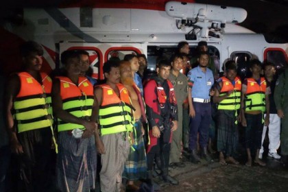 বঙ্গোপসাগরে দুই লাইটার জাহাজডুবি 