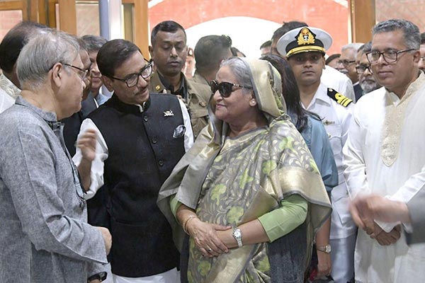 দেশে ফিরেছেন প্রধানমন্ত্রী