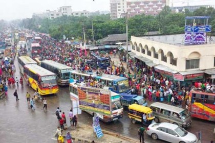 বৃষ্টিতে ঘরমুখো মানুষের দুর্ভোগ