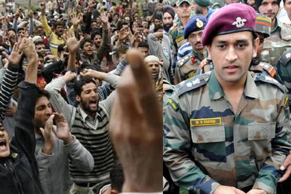 ধোনিকে সেনার পোশাকে দেখে যা করল ক্ষুব্ধ কাশ্মীরের মানুষ