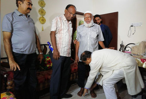 শিক্ষকের চরণধূলি নিলেন তথ্যমন্ত্রী