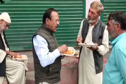 উত্তপ্ত কাশ্মীরে সাধারণের মতই দাঁড়িয়ে ভারতের জাতীয় নিরাপত্তা প্রধান
