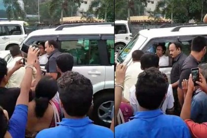 যানজটে দাঁড়িয়ে থেকে গাড়ি চলাচল স্বাভাবিক করে দিলেন মমতা