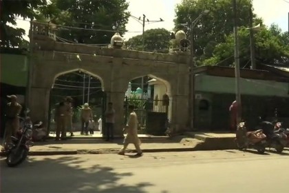 সেনাদের কড়া পাহারায় জুমার নামাজ আদায় কাশ্মীরিদের
