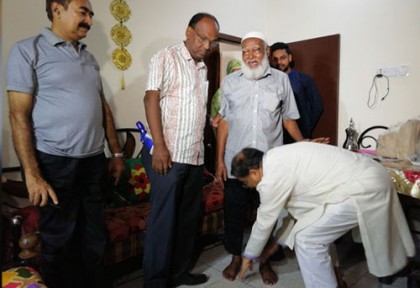 শিক্ষকের চরণধূলি নিলেন তথ্যমন্ত্রী