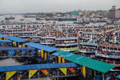 সদরঘাটে লঞ্চ টার্মিনালে উপচে পড়া ভিড়