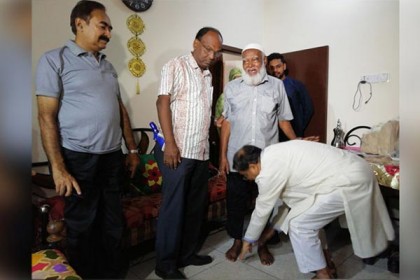 শিক্ষকের চরণধূলি নিলেন তথ্যমন্ত্রী