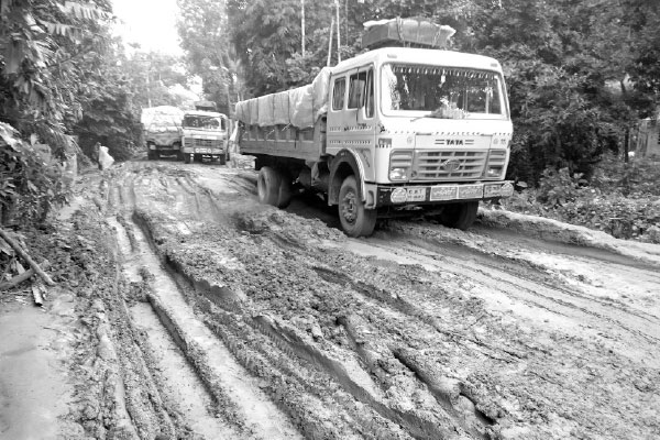 পানি-কাদায় একাকার আঞ্চলিক মহাসড়ক