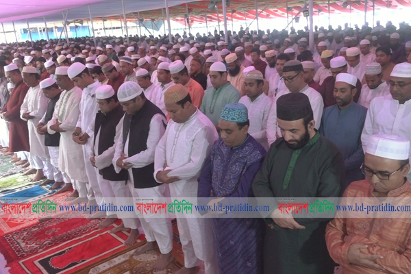 বরিশালে রৌদ্রোজ্জল পরিবেশে ঈদের জামাত অনুষ্ঠিত 