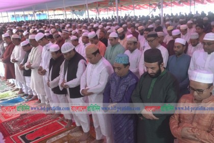 বরিশালে রৌদ্রোজ্জল পরিবেশে ঈদের জামাত অনুষ্ঠিত 