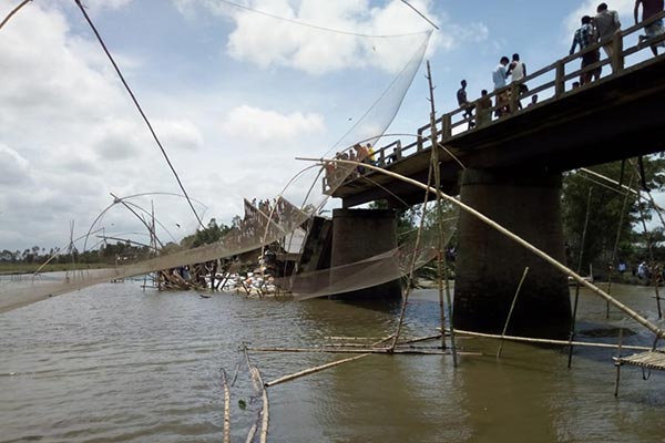 ইসলামপুরে ব্রিজ ভেঙে ৪ যাত্রী নিয়ে অটোরিকশা খাদে, যোগাযোগ বিচ্ছিন্ন