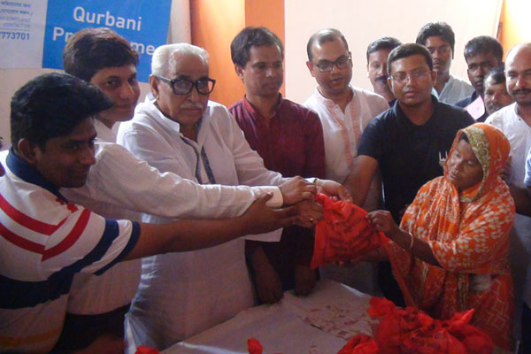 ভাঙন কবলিত পরিবারের মাঝে কোরবানির মাংস বিতরণ