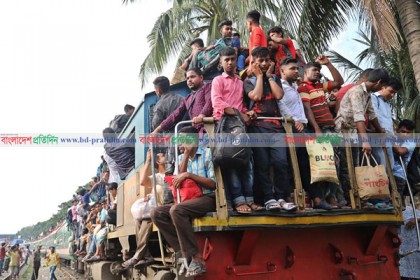 আজও রাজধানী ছাড়ছে ঘরমুখো মানুষ
