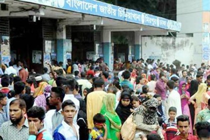 ঈদের দ্বিতীয় দিনে চিড়িয়াখানায় উপচে পড়া ভিড়