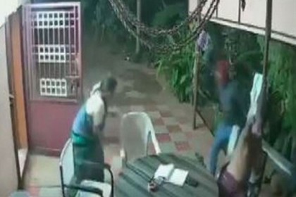 প্লাস্টিকের চেয়ার দিয়ে ডাকাতদের মেরে তাড়ালেন বৃদ্ধ দম্পতি