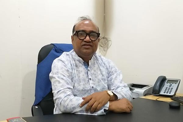 খা খা খেতে থাক, এতিমের চামড়াটাকেও খেয়ে নে!