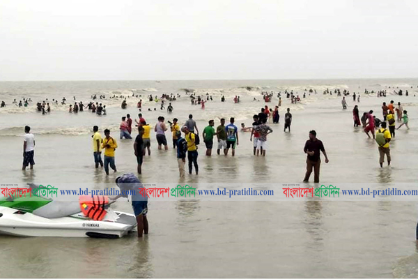 মেঘ বৃষ্টির মাঝেও কুয়াকাটার সৈকতে পর্যটকের ঢল