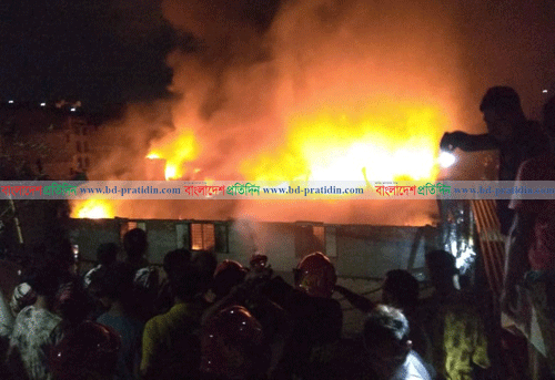 লালবাগের পোস্তায় পলিথিন কারখানায় আগুন