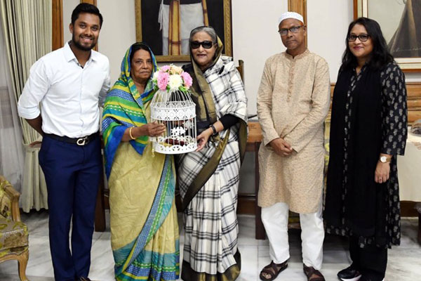প্রধানমন্ত্রীর হাতে বিয়ের আমন্ত্রণপত্র তুলে দিলেন সাব্বির