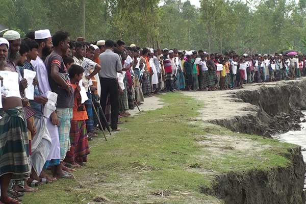 টাঙ্গাইলে অবৈধ বালু উত্তোলন বন্ধের দাবিতে মানববন্ধন