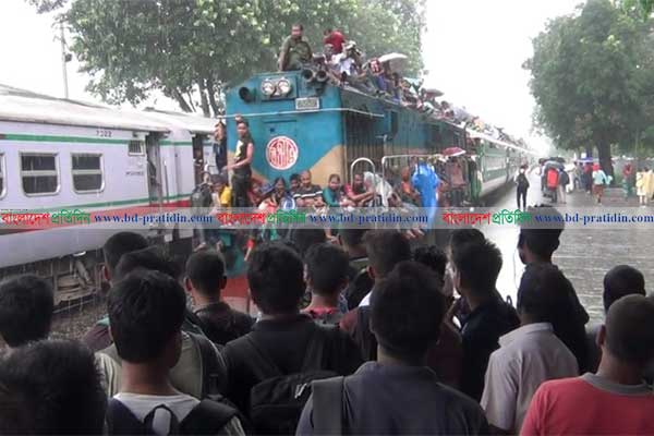 বৃষ্টিতে ভোগান্তি বাস-ট্রেন যাত্রীদের