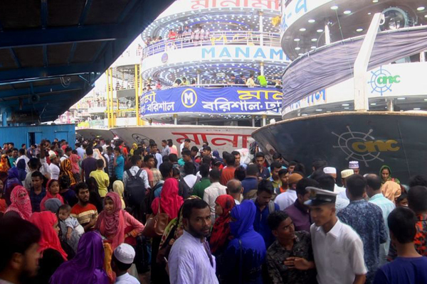 ঈদের পর কর্মস্থলমুখী মানুষের ঢল বরিশাল নৌবন্দরে 


