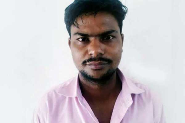 বিদেশযাত্রা ঠেকাতে স্ত্রীকে জঙ্গি বলে পরিচয় দিলেন স্বামী!