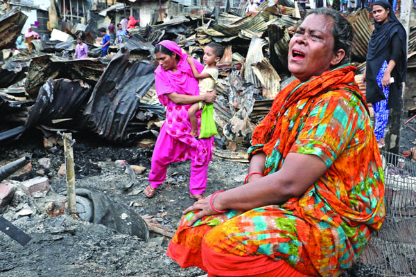 ধ্বংসস্তূপেই কিছু সম্বল পাওয়ার চেষ্টা