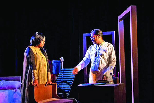 মঞ্চে রাত ভরে বৃষ্টি