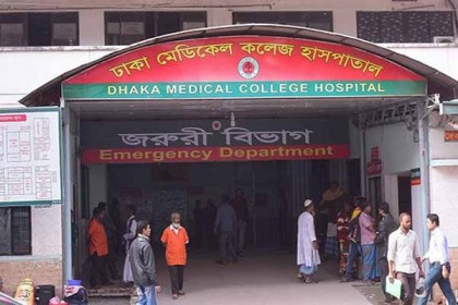ঢামেকে ব্রাদার-প্যাথলজিস্ট সংঘর্ষে আহত ২৫