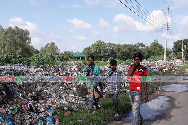 রাস্তার পাশে পৌরসভার ময়লার ভাগাড়, দুর্ভোগ চরমে