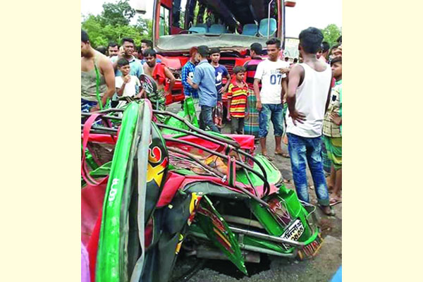 কুমিল্লায় তিন পরিবহনের সংঘর্ষে নিহত ৮
