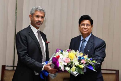 ঢাকায় নেমেই সম্পর্ক এগিয়ে নেওয়ার বার্তা দিলেন জয়শঙ্কর