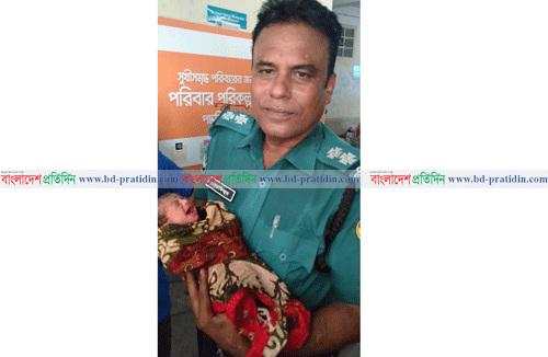 পুলিশ যখন নবজাতকের জন্য আশীর্বাদ
