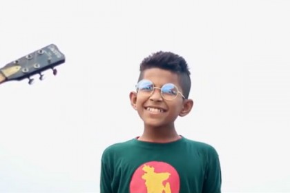 সিলেটি ভাষায় গান গেয়ে ভাইরাল এই ক্ষুদে বালক (ভিডিও)