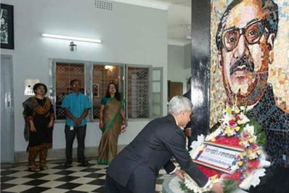 বঙ্গবন্ধুর প্রতিকৃতিতে ভারতের পররাষ্ট্রমন্ত্রীর ফুলেল শ্রদ্ধা